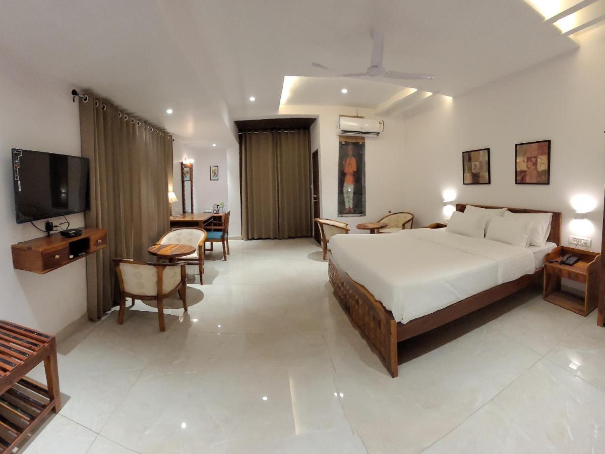 Aura Gold Resort Udaipur Bagian luar foto