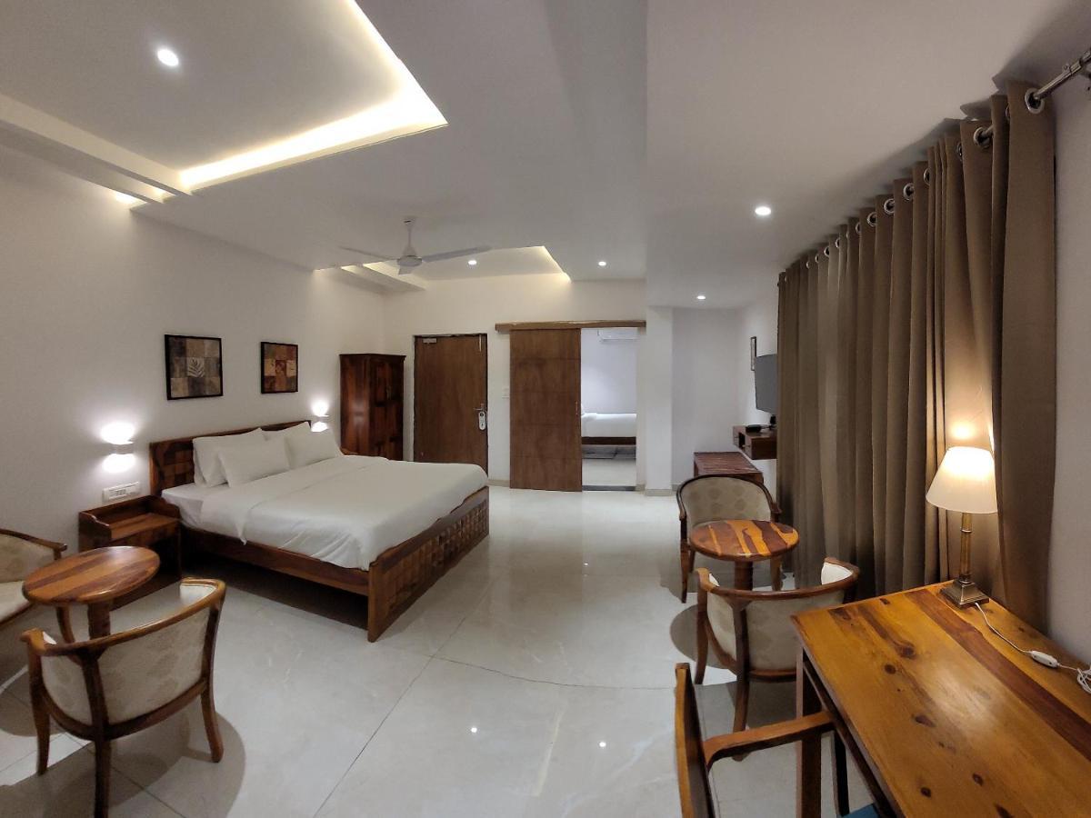 Aura Gold Resort Udaipur Bagian luar foto