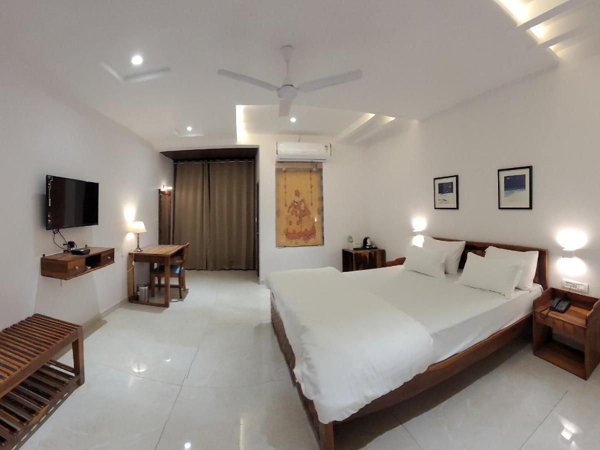 Aura Gold Resort Udaipur Bagian luar foto