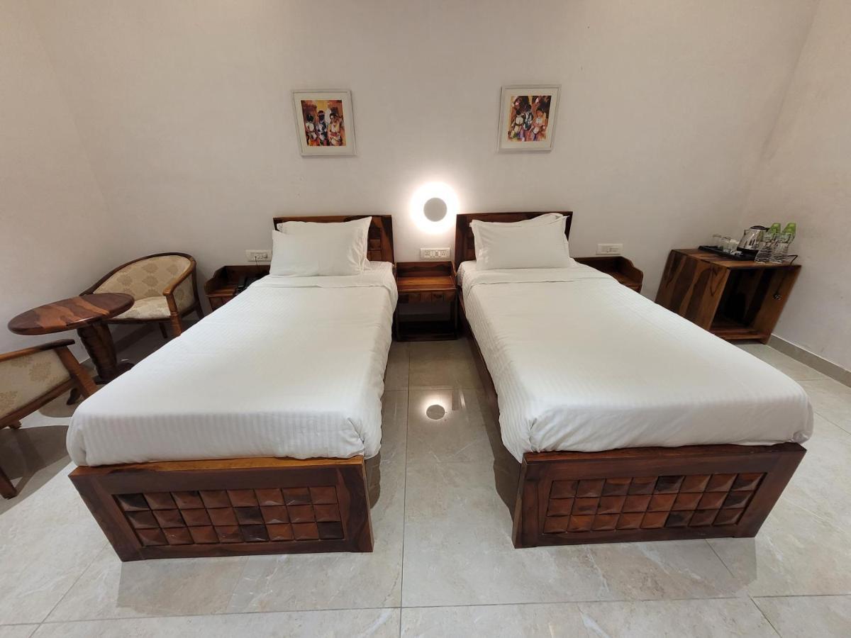 Aura Gold Resort Udaipur Bagian luar foto