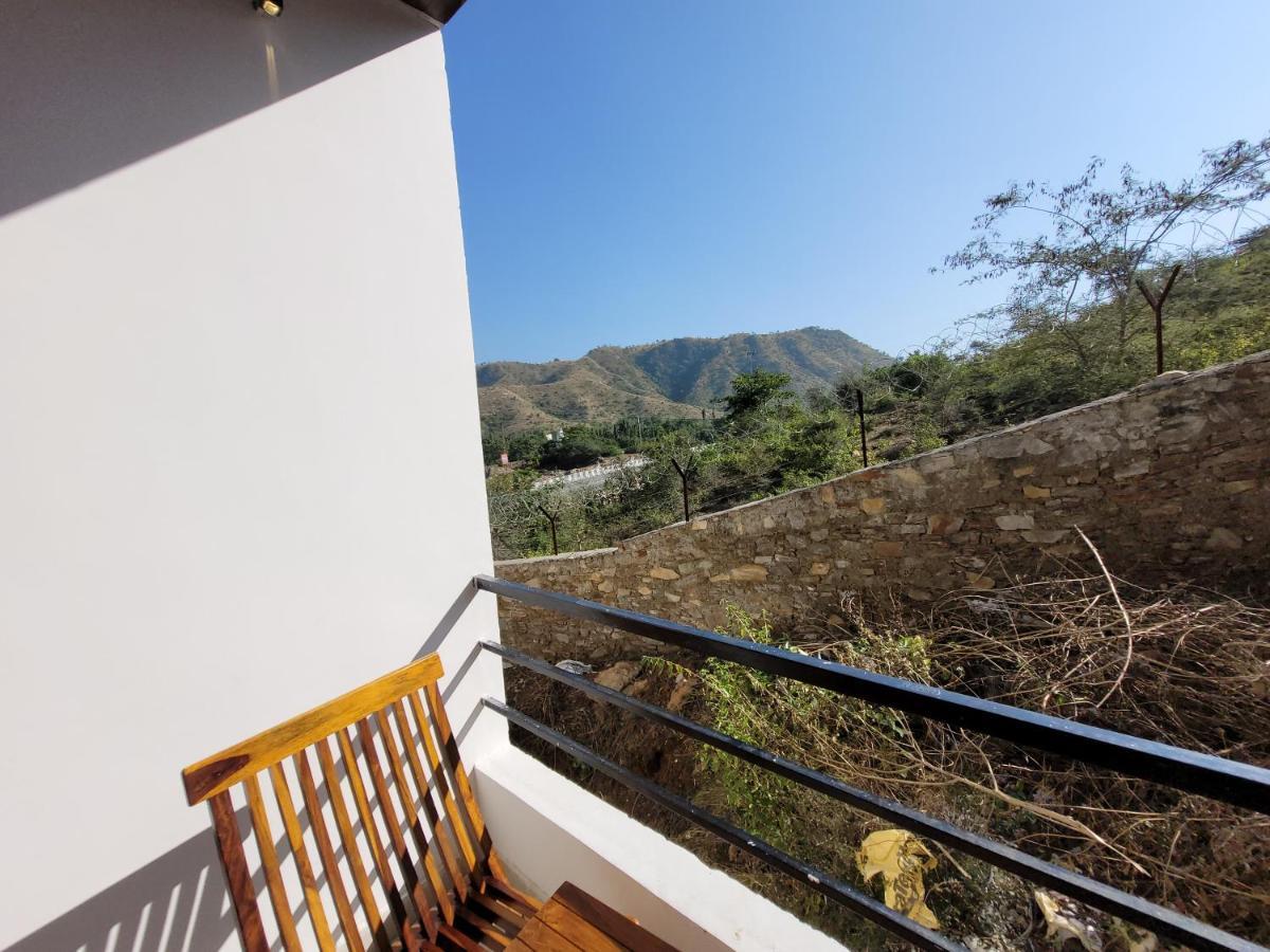 Aura Gold Resort Udaipur Bagian luar foto