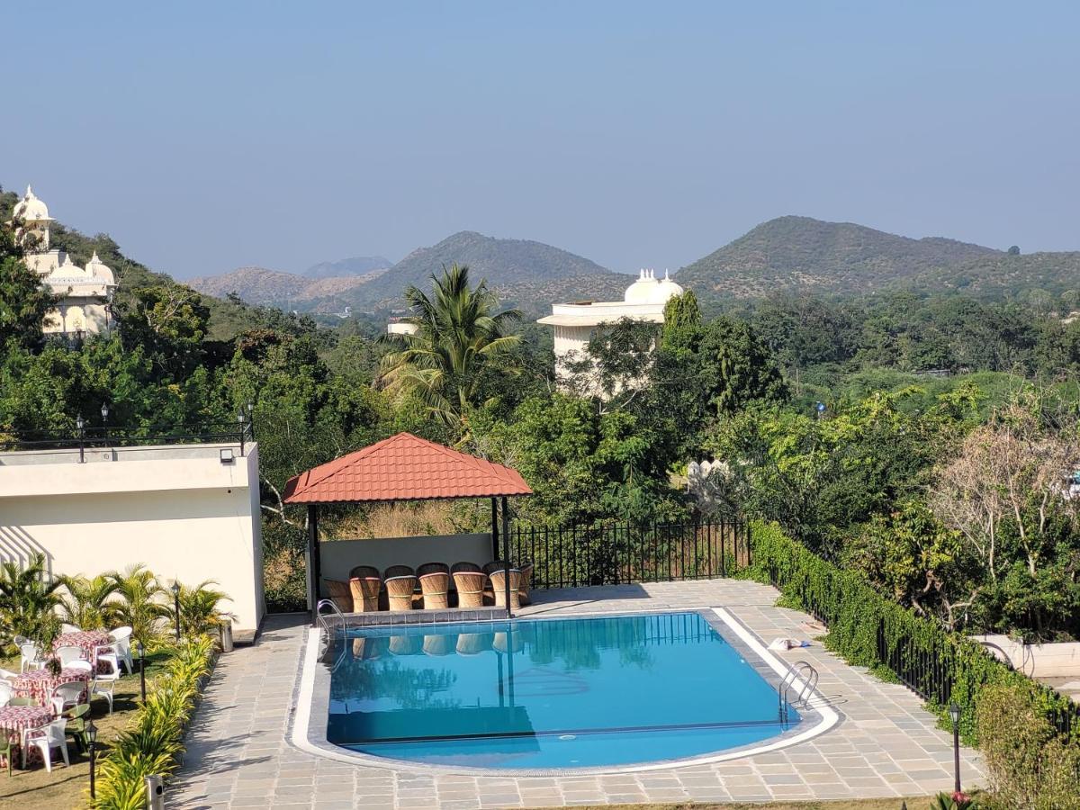 Aura Gold Resort Udaipur Bagian luar foto
