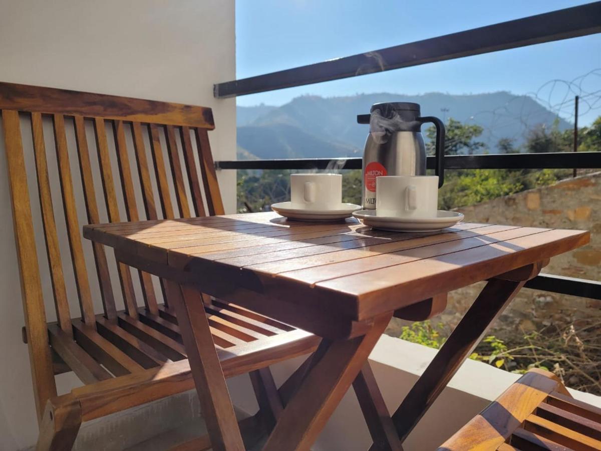 Aura Gold Resort Udaipur Bagian luar foto
