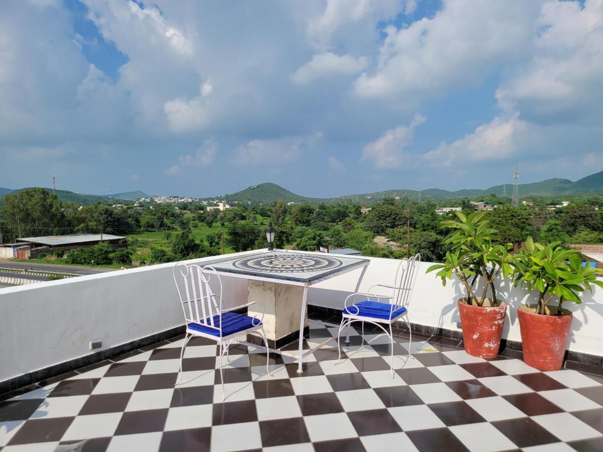 Aura Gold Resort Udaipur Bagian luar foto