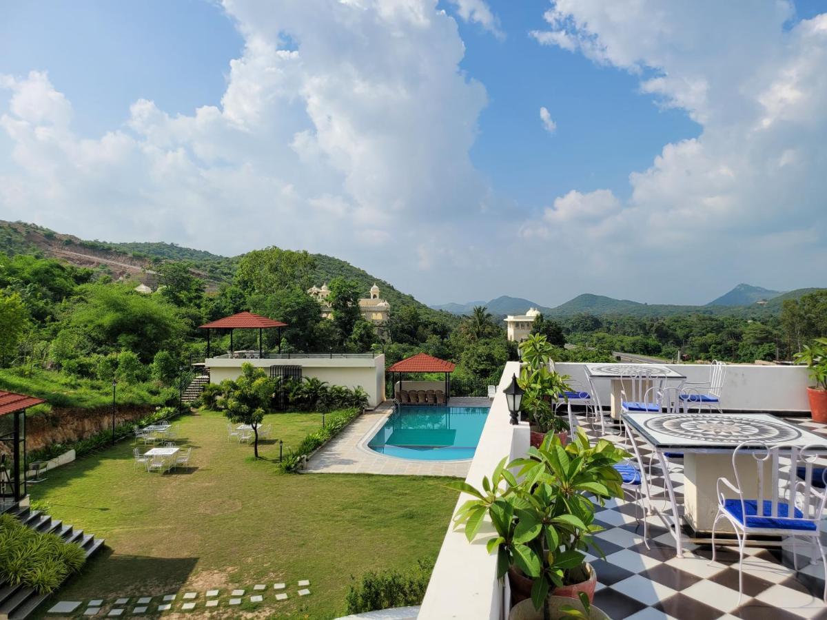 Aura Gold Resort Udaipur Bagian luar foto