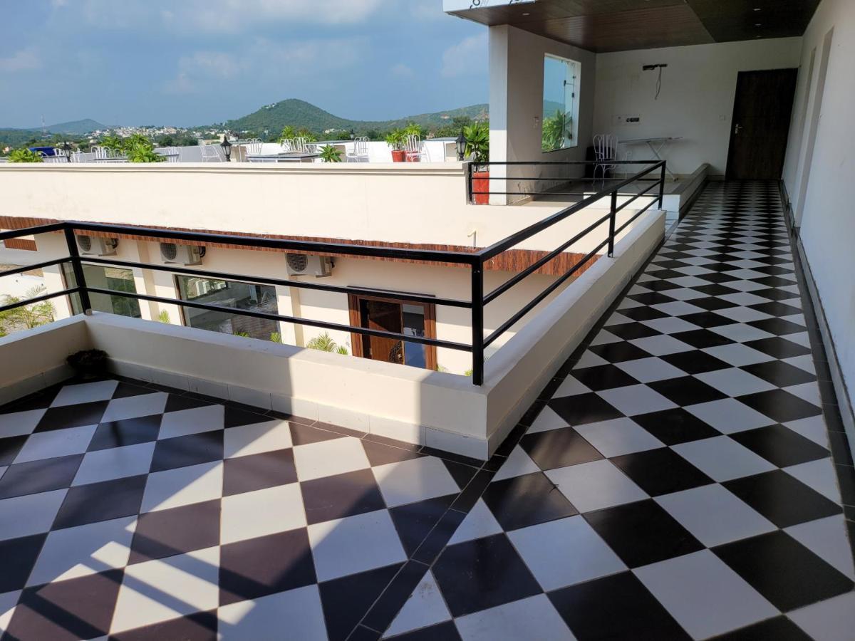 Aura Gold Resort Udaipur Bagian luar foto