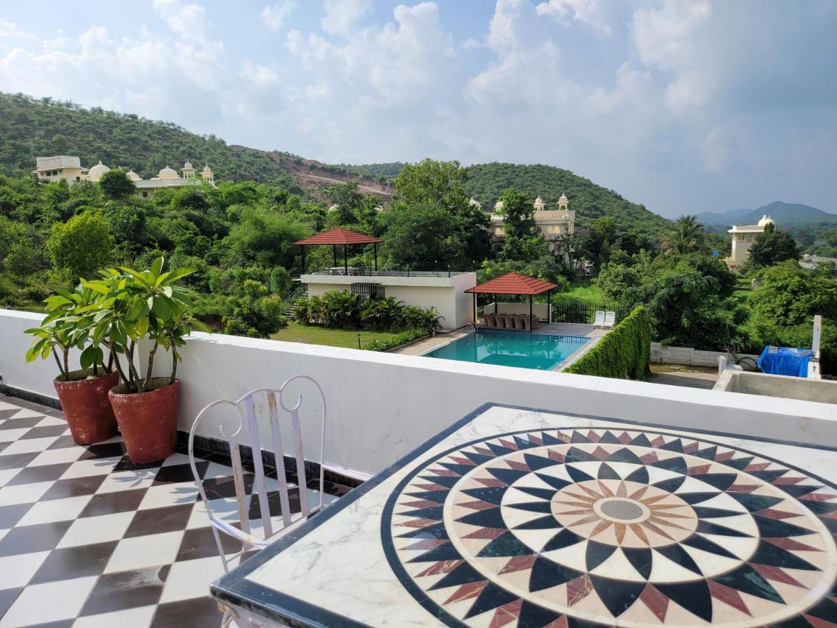 Aura Gold Resort Udaipur Bagian luar foto